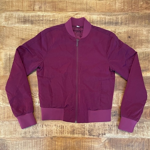 Lululemon Non-Stop Bomber Jacket Quilted
Reversible in Marvel - Women’s Size 6 - Picture 13 of 14